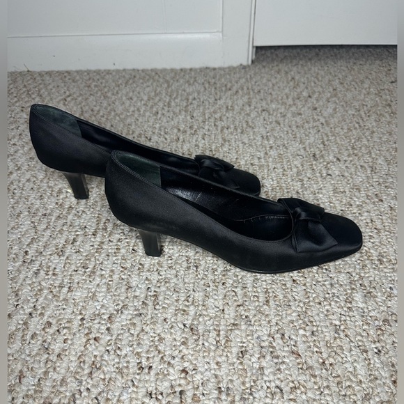 Salvatore Ferragamo Satin Bow Heels size 7.5 - Picture 4 of 9